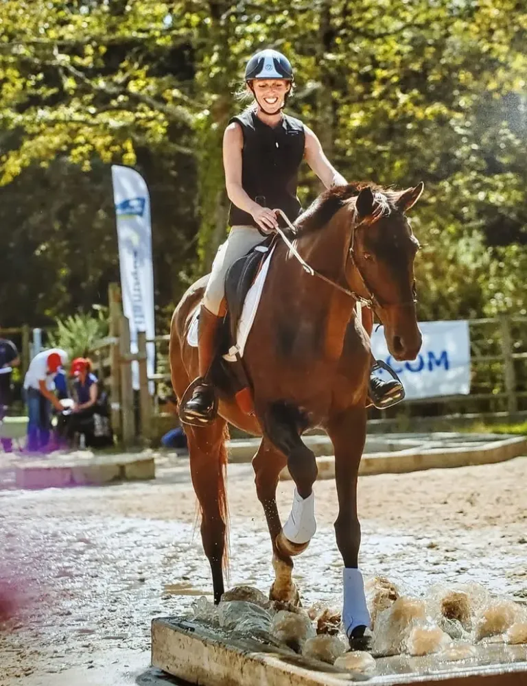 monitrice d'équitationwebp